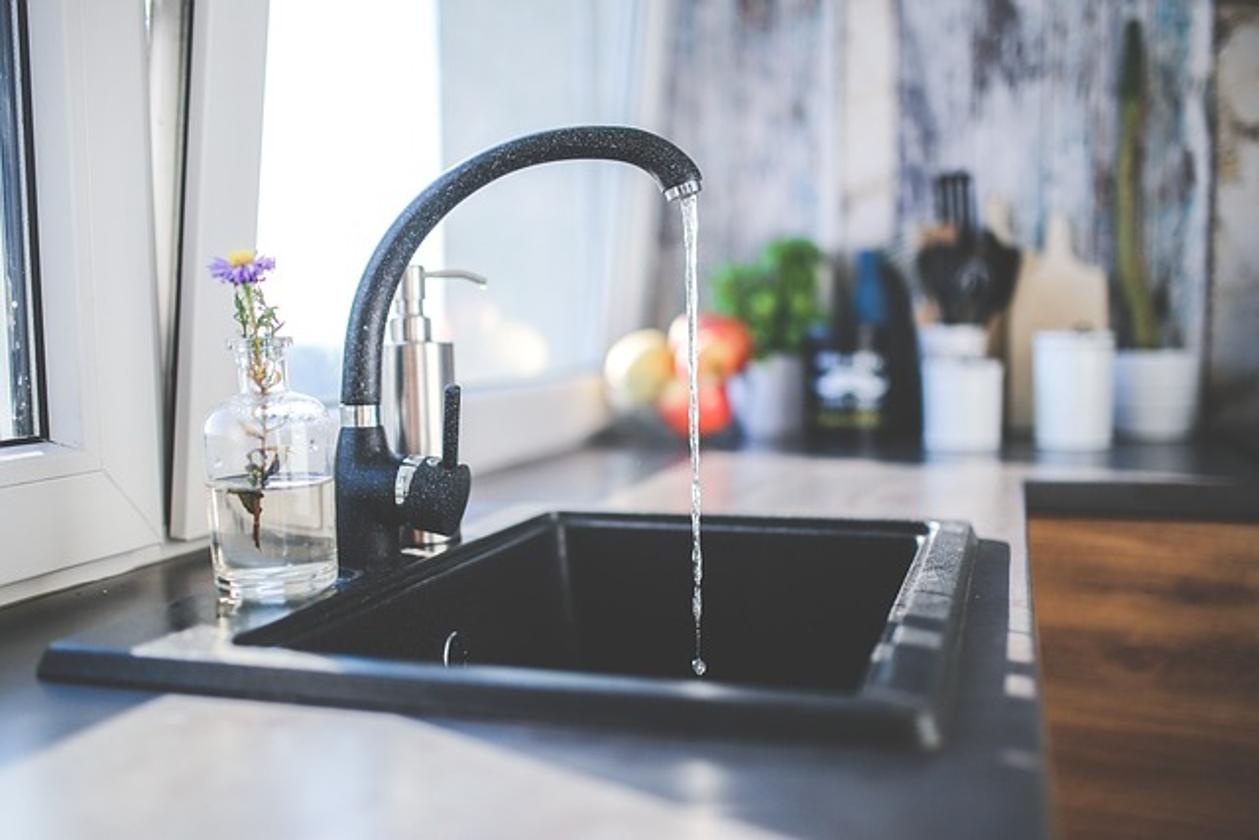 comment retirer un robinet de cuisine Moen